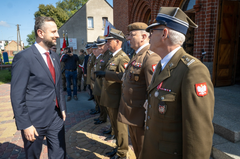 Śmiłowo, 01.09.2025. Wicepremier, minister obrony narodowej Władysław Kosiniak-Kamysz  podczas uroczystości upamiętnienia Pierwszych Poległych II Wojny Światowej przed kościołem pw. św. Małgorzaty Panny i Męczennicy i Matki Bożej Szkaplerznej w Śmiłowie k. Piły. Fot. PAP/Tytus Żmijewski