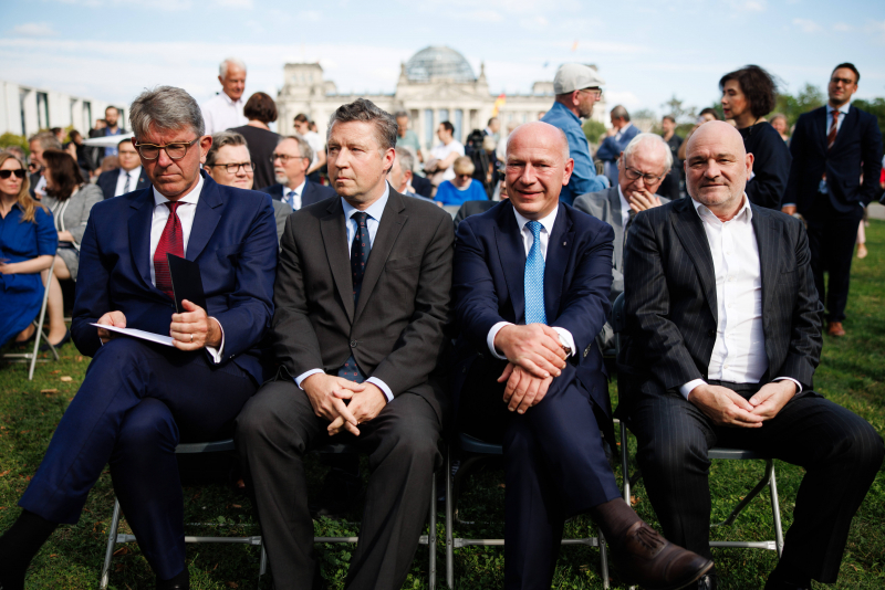 Od lewej: minister kultury Republiki Federalnej Niemiec Wolfram Weimer, sekretarz stanu w Ministerstwie Spraw Zagranicznych Niemiec Geza Andreas von Geyr, burmistrz Berlina Kai Wegner i minister finansów Brandenburgii Robert Crumbach biorą udział w uroczystości upamiętniającej inwazję na Polskę w 1939 roku w Berlinie, Niemcy, 1 września 2025 roku. Fot. EPA/CLEMENS BILAN Strona: PAP/EPA