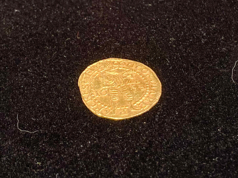 Złoty dukat z XVII wieku prezentowany w Muzeum Podlaskim w Białymstoku. Fot. PAP/Artur Reszko