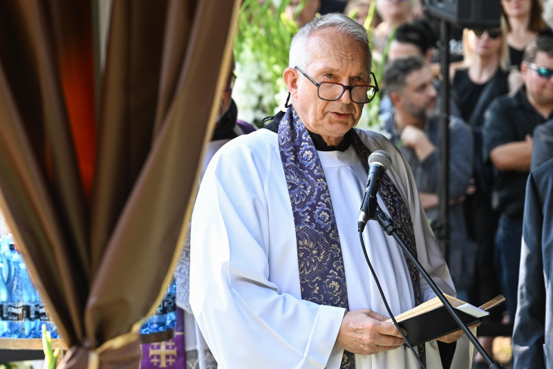 Ks. Wojciech Drozdowicz podczas pogrzebu Stanisława Soyki na warszawskich Powązkach. Fot. PAP/Radek Pietruszka