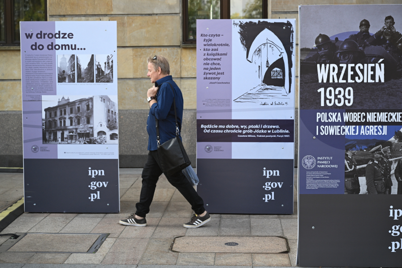 Uroczystość pod pomnikiem Józefa Czechowicza w ramach otwarcia plenerowej wystawy Instytutu Pamięci Narodowej pt. "Józef Czechowicz 1903-1939" na Placu Litewskim w Lublinie, 9 września 2025 r. Fot. PAP/Wojtek Jargiło