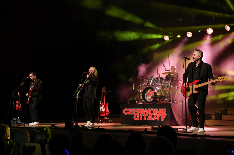 Łódź, 05.10.2025. Jerzy Skrzypczyk (2P), Arkadiusz Wiśniewski (P), Mieczysław Wądołowski (2L) i Marcin Niewęgłowski (L) podczas koncertu zespołu Czerwone Gitary, 5 bm. w Filharmonii Łódzkiej, w ramach jubileuszowej trasy "Diamentowe 60-lecie". (mr) PAP/Marian Zubrzycki