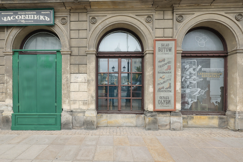Warszawa, 09.10.2025. Scenografia na planie filmowym na Krakowskim Przedmieściu w Warszawie, 9 bm. Powstają tam zdjęcia do nowej wersji "Lalki". Przez dwa tygodnie przejazd pomiędzy Królewską a Świętokrzyską będzie niemożliwy. (mr) PAP/Szymon Pulcyn