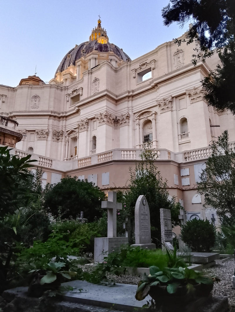 Cmentarz Campo Santo Teutonico (pol. cmentarz niemiecki lub cmentarz Niemców i Flamandów) w Watykanie. Wpisany na listę światowego dziedzictwa UNESCO cmentarz znajduje się w Rzymie poza granicami Watykanu, jednak na mocy traktatów laterańskich jest ektraterytorialną posiadłością Stolicy Apostolskiej. Fot. PAP/Sylwia Wysocka