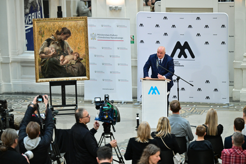 Wrocław, 24.10.2025 r. Dyrektor Muzeum Narodowego we Wrocławiu dr hab. Piotr Oszczanowski podczas uroczystości przekazania obrazu „Lato” duńskiej artystki Berthy Wegmann. Fot. PAP/Maciej Kulczyński