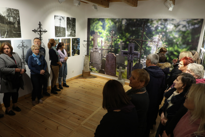 Wasilków, 26.10.2025 r. Otwarcie wystawy "Nagrobny krzyż kowalski na Podlasiu" w Podlaskim Muzeum Kultury Ludowej. Fot. PAP/Artur Reszko