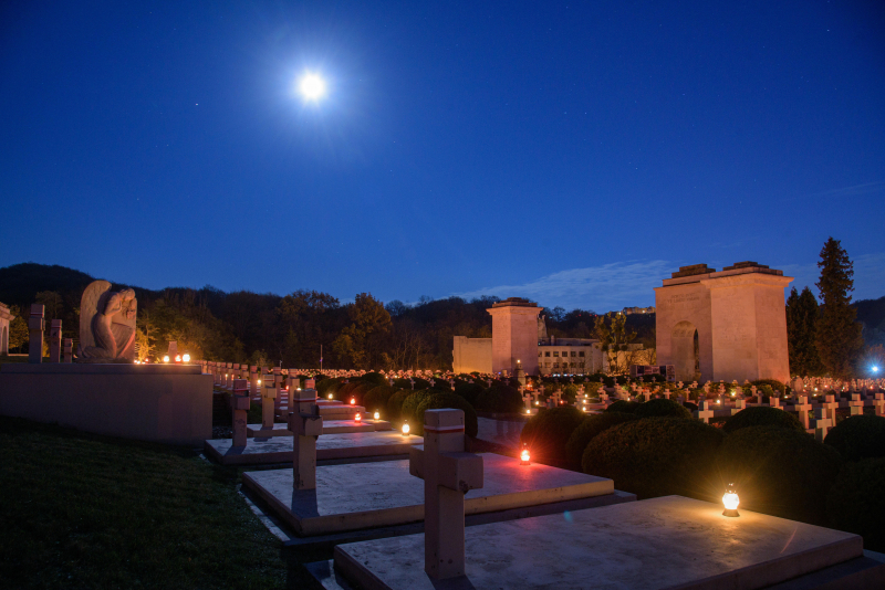 Zapalone znicze na polskim wojskowym cmentarzu Orląt, części cmentarza Łyczakowskiego, 1 listopada 2025 r. Fot. PAP/Vitaliy Hrabar