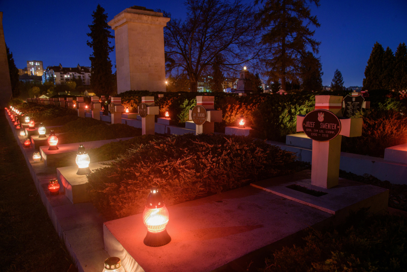 Zapalone znicze na polskim wojskowym cmentarzu Orląt, części cmentarza Łyczakowskiego, 1 listopada 2025 r. Fot. PAP/Vitaliy Hrabar