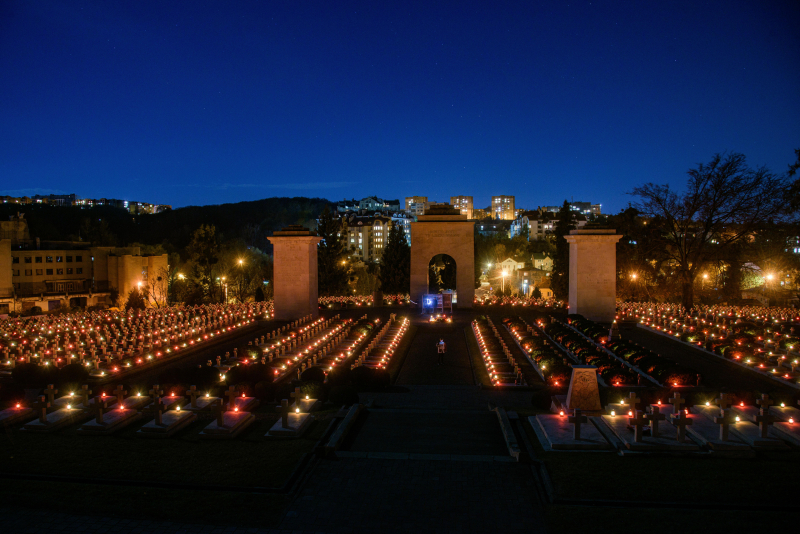 Zapalone znicze na polskim wojskowym cmentarzu Orląt, części cmentarza Łyczakowskiego, 1 listopada 2025 r. Fot. PAP/Vitaliy Hrabar