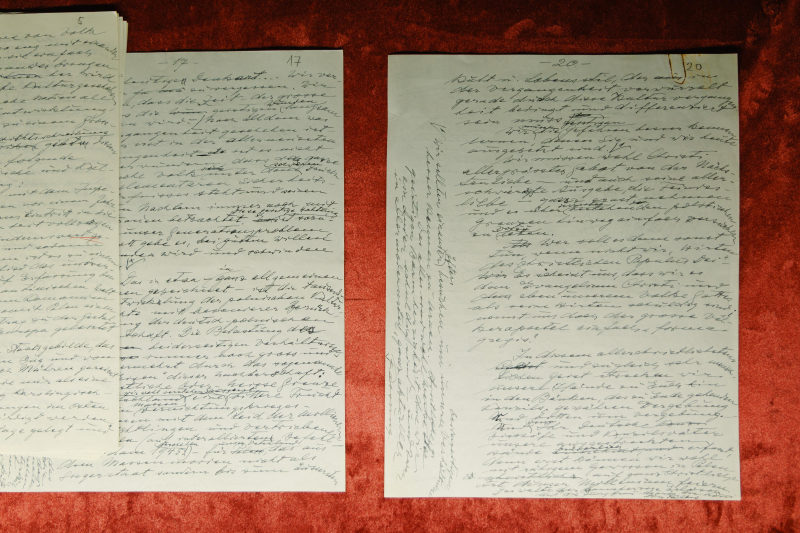 Rękopis orędzia zaprezentowany na konferencji „Niezbędność Pojednania - w 60. Rocznicę Listu Biskupów Polskich do Biskupów Niemieckich” w Katowicach 15 listopada 2025 r. Fot. PAP/Art Service