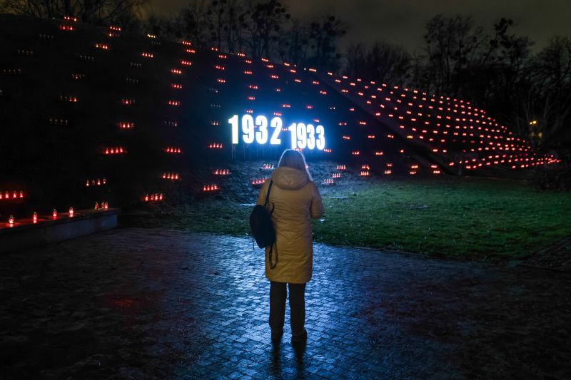 Uroczystość przed kijowskim Pomnikiem Ofiar Wielkiego Głodu z lat 1932-1933, 22 listopada 2025 r. Fot. PAP/Vladyslav Musiienko
