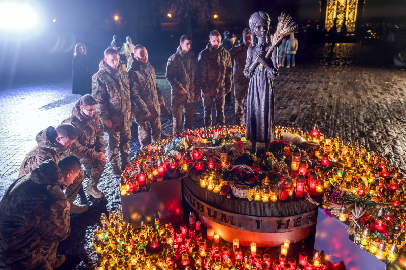 Uroczystość przed kijowskim Pomnikiem Ofiar Wielkiego Głodu z lat 1932-1933, 22 listopada 2025 r. Fot. PAP/Vladyslav Musiienko