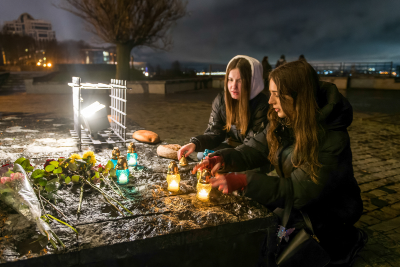 Uroczystość przed kijowskim Pomnikiem Ofiar Wielkiego Głodu z lat 1932-1933, 22 listopada 2025 r. Fot. PAP/Vladyslav Musiienko