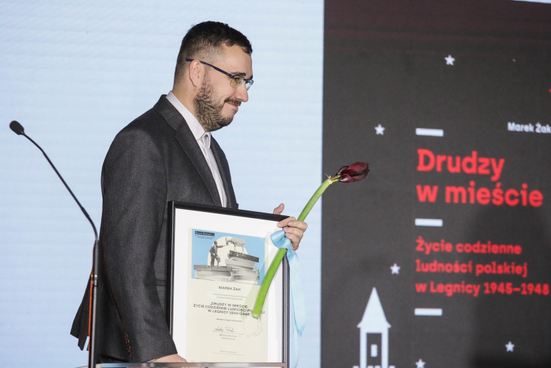 Nominowany za książkę „Drudzy w mieście. Życie codzienne ludności polskiej w Legnicy w latach 1945–1948” Marek Żak. Fot. PAP/Tomasz Gzell