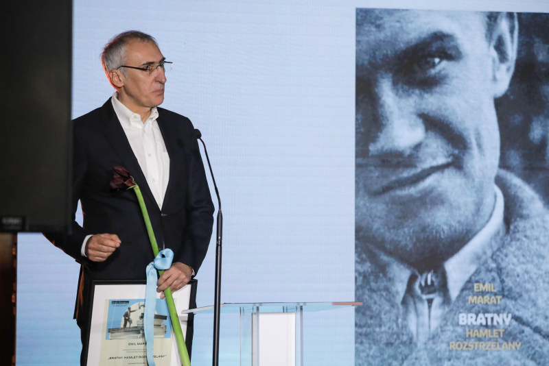 Nominowany za książkę „Bratny. Hamlet rozstrzelany” Emil Marat. Fot. PAP/Tomasz Gzell