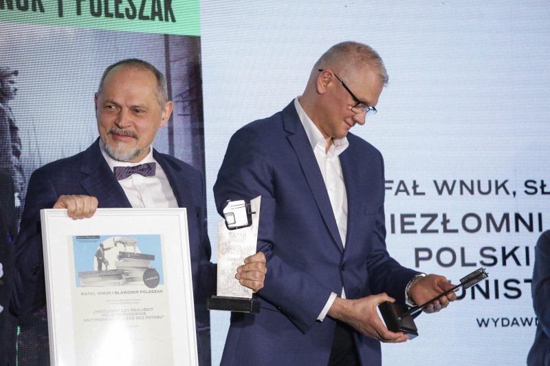 Rafał Wnuk i Sławomir Poleszak, auotrzy książki „Niezłomni czy realiści? Polskie podziemie antykomunistyczne bez patosu”, podczas gali rozdania Nagrody Historycznej m.st. Warszawy im. Kazimierza Moczarskiego w stołecznej Bibliotece Narodowej, 30 listopada 2025 r. Fot. PAP/Tomasz Gzell