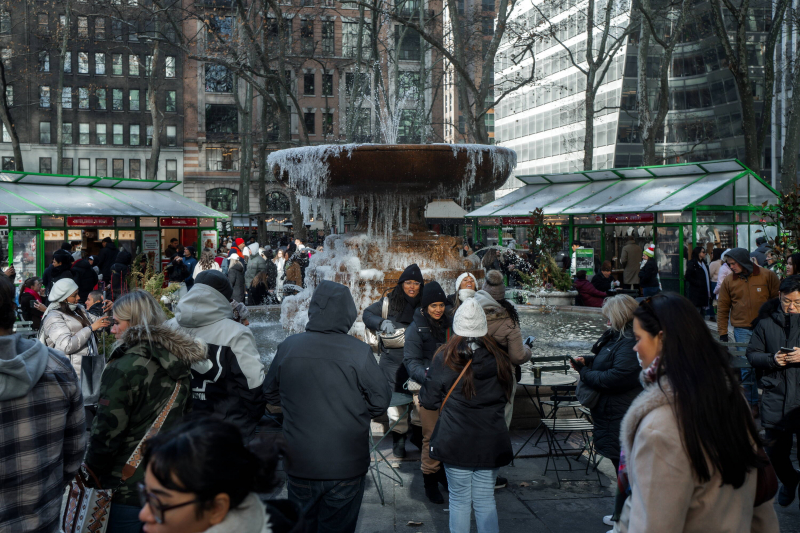 Bryant Park w Nowym Jorku podczas świąt Bożego Narodzenia. Fot. PAP/EPA/Olga Fedorova