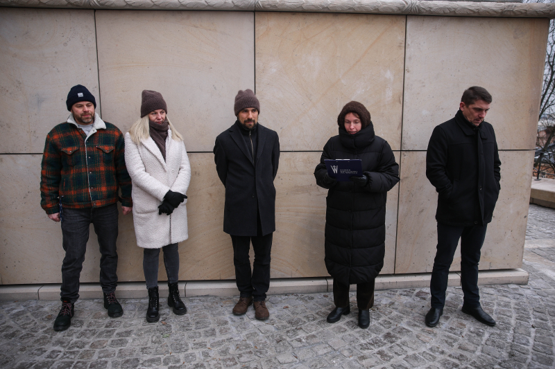 Od lewej: Konserwator zabytków Tadeusz Galant, kierownik działu inwestycji i remontów na Zamku Królewskim na Wawelu Anna Dzięciołowska, archeolog Jerzy Trzepiński, rzecznik prasowa Zamku Królewskiego na Wawelu Urszula Wolak-Dudek i zastępca dyrektora ds inwestycyjno technicznych Zamku Królewskiego na Wawelu Daniel Hankus podczas konferencji prasowej na Wawelu w Krakowie. Fot. PAP/Łukasz Gągulski