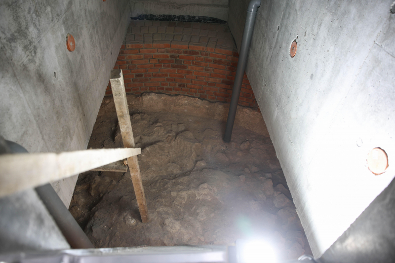 Konferencja prasowa na Wawelu w Krakowie, o archeologicznych odkryciach w związku z zakończoną częścią: „Remontu konserwatorskiego Bastionu Władysława IV z pomnikiem konnym Tadeusza Kościuszki”. Fot. PAP/Łukasz Gągulski