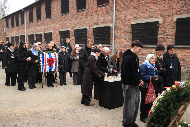 Oświęcim, 27.01.2026. Uroczystość złożenia kwiatów z udz. byłych więźniów obozu przed Ścianą Śmierci na terenie byłego obozu Auschwitz w Oświęcimiu w Międzynarodowym Dniu Pamięci o Ofiarach Holokaustu, 27 bm. Tego dnia 81 lat temu Armia Czerwona wyzwoliła obóz Auschwitz. (jm) PAP/Jarek Praszkiewicz
