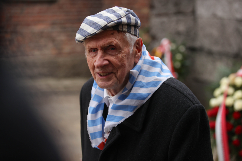 Oświęcim, 27.01.2026. Prezes Polskiego Związku Byłych Więźniów Politycznych Hitlerowskich Więzień i Obozów Koncentracyjnych, były więzień Auschwitz Stanisław Zalewski podczas uroczystości złożenia kwiatów z udz. byłych więźniów obozu przed Ścianą Śmierci na terenie byłego obozu Auschwitz w Oświęcimiu w Międzynarodowym Dniu Pamięci o Ofiarach Holokaustu, 27 bm. Tego dnia 81 lat temu Armia Czerwona wyzwoliła obóz Auschwitz. (jm) PAP/Jarek Praszkiewicz