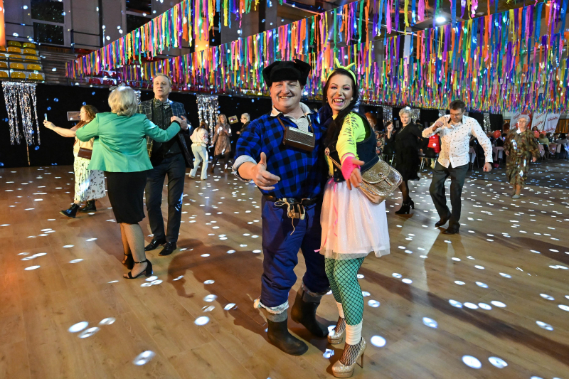 „Potańcówka w klimacie PRL” w hali Miejskiego Ośrodka Sportu i Rekreacji w Radomiu, Radom, 31 stycznia 2026 r. Wydarzenie zainaugurowało obchody 50. rocznicy Radomskiego Protestu Robotniczego Czerwiec ’76. Fot. PAP/Piotr Polak