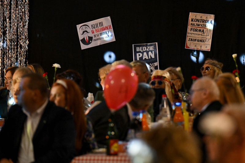 „Potańcówka w klimacie PRL” w hali Miejskiego Ośrodka Sportu i Rekreacji w Radomiu, Radom, 31 stycznia 2026 r. Wydarzenie zainaugurowało obchody 50. rocznicy Radomskiego Protestu Robotniczego Czerwiec ’76. Fot. PAP/Piotr Polak