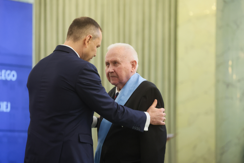 Czesław Nowak odznaczony przez prezydenta Karola Nawrockiego Orderem Orła Białego. Fot. PAP/Leszek Szymański