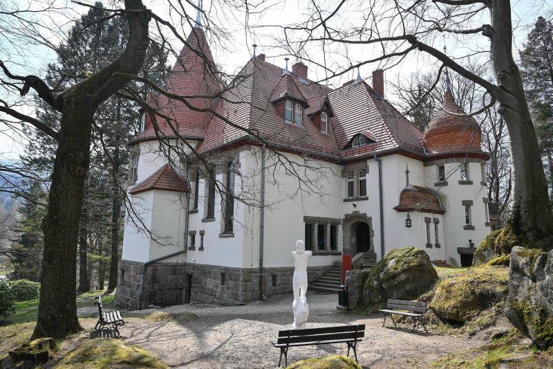 Muzeum Miejskie „Dom Gerharta Hauptmanna” w Jagniątkowie. Niemiecki dramaturg i powieściopisarz, laureat literackiej Nagrody Nobla w 1912 r. zbudował secesyjną willę w 1900 r. Hauptmann długo szukał miejsca w Karkonoszach i w końcu wybrał Jagniątków (Agnetendorf) – wylesione pastwisko z skałą przypominającą jego profil. Tak powstała willa „Wiesenstein” – „Łąkowy Kamień”. Fot. PAP/Maciej Kulczyński