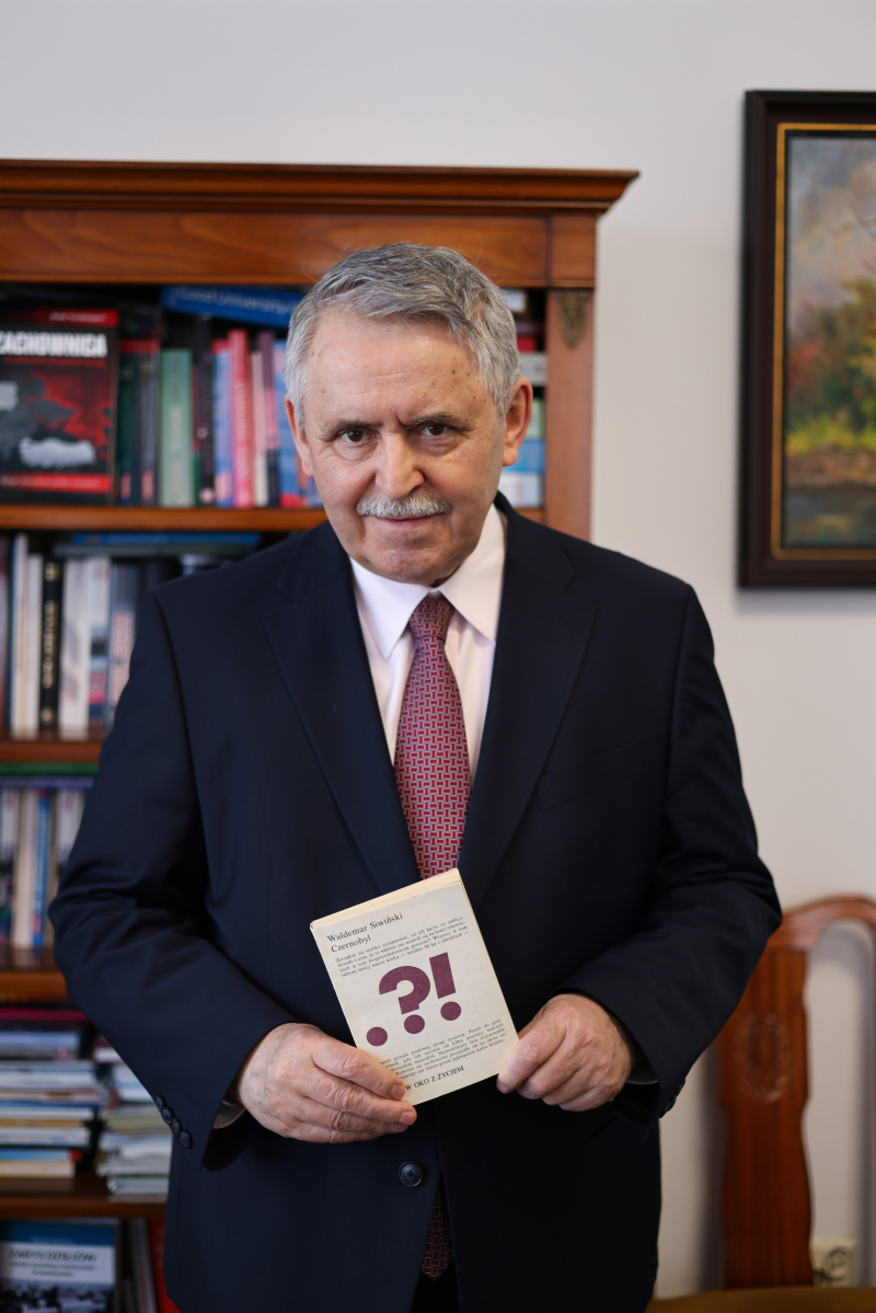 Waldemar Siwiński trzy egzemplarz swojej książki "Czernobyl. Od katastrofy do procesu". Fot. PAP/Albert Zawada