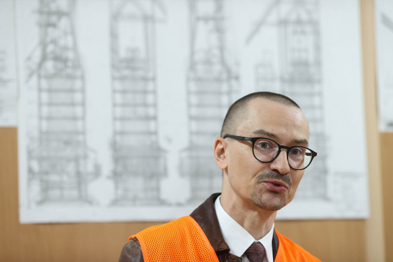 Ruda Śląska, 4.05.2026. Reżyser Szymon Żebrowski podczas konferencji prasowej nt. powstającego filmu „Wielki Piec” w jego reżyserii na terenie Huty „Pokój” w Rudzie Śląskiej. Fot. PAP/Jarek Praszkiewicz
