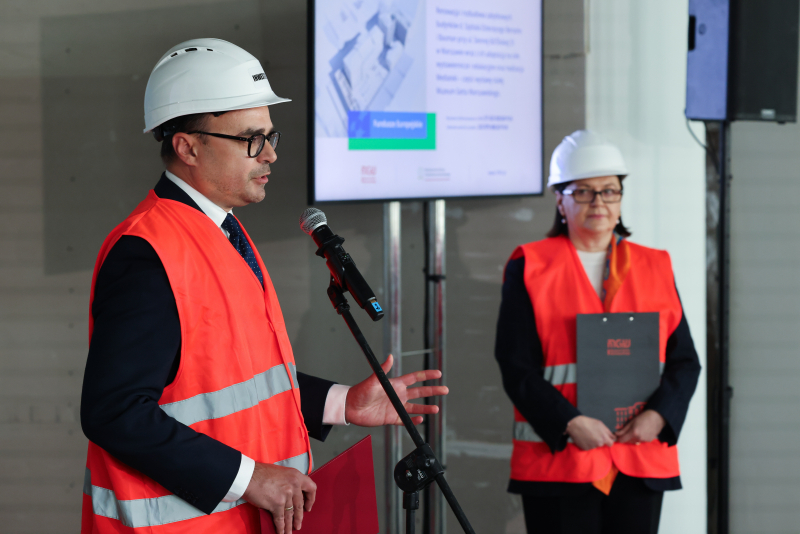 Wiceminister kultury Maciej Wróbel na konferencji w budowanej siedzibie Muzeum Getta Warszawskiego. Fot. PAP/Albert Zawada