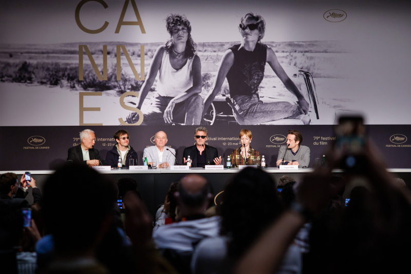 Od lewej: N.T Binh, Łukasz Żal, Hanns Zischler, reżyser Paweł Pawlikowski, Sandra Hueller i August Diehl podczas w konferencji prasowej filmu „Ojczyzna” podczas 79. dorocznego Festiwalu Filmowego w Cannes w Cannes we Francji, 15 maja 2026 r. Fot. EPA/CLEMENS BILAN / POOL Strona: PAP/EPA.