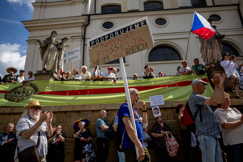 Protest przeciwko Kongresowi Niemców Sudeckich w Brnie, Czechy, 24 maja 2026 r. Fot. EPA/MARTIN DIVISEK Źródło: PAP/EPA.
