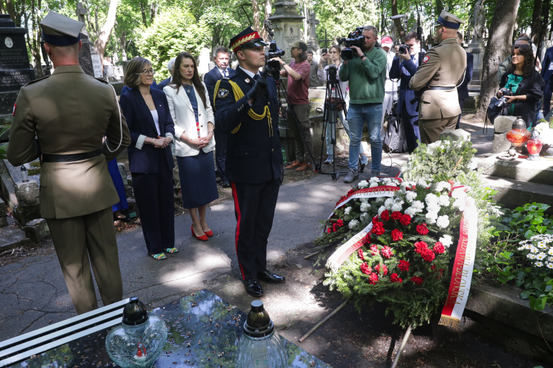 Warszawa, 25.05.2026. Wicemarszałek Senatu Magdalena Biejat (2L) podczas uroczystości przy grobie Jana Józefa Lipskiego na Cmentarzu Powązkowskim w Warszawie, 25 bm. Trwają obchody 100. rocznicy urodzin Jana Józefa Lipskiego. Fot. PAP/Tomasz Gzell