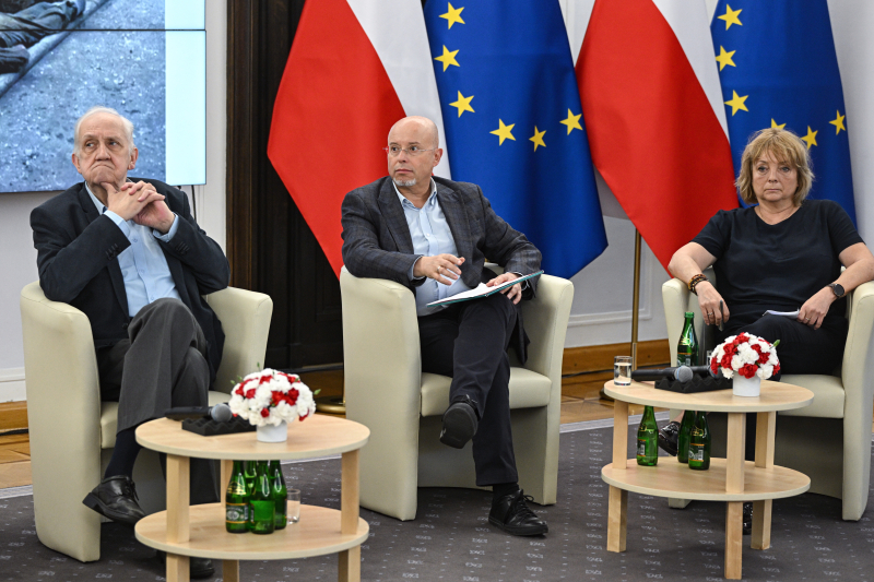 Warszawa, 25.05.2026. Prof. dr hab. Andrzej Friszke (L), filozof Andrzej Leder (C) i wicenaczelna PAP Zuzanna Dąbrowska (P) podczas konferencji „Jaka ojczyzna? Jaki patriotyzm? Pamięci Jana Józefa Lipskiego”, 25 bm. w Senacie. Trwają obchody 100. rocznicy urodzin Jana Józefa Lipskiego. Fot. PAP/Radek Pietruszka