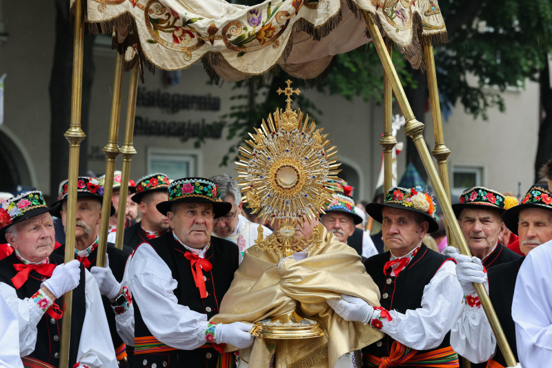 Procesja Bożego Ciała w Łowiczu. Fot. PAP/Marian Zubrzycki