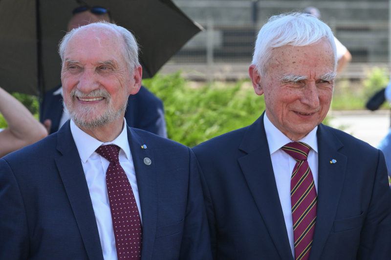 Politycy PiS Antoni Macierewicz i Piotr Naimski. Fot. PAP/Radek Pietruszka