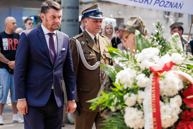 Szef Urzędu do Spraw Kombatantów i Osób Represjonowanych. Lech Parell składa kwiaty pod Pomnikiem Ofiar Czerwca 1956. Fot. PAP/Marek Zakrzewski