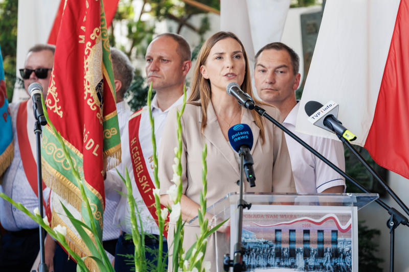Pełnomocnik rządu ds. Instrumentu na rzecz Zwiększenia Bezpieczeństwa Magdalena Sobkowiak-Czarnecka przemawia podczas uroczystości pod Bramą Główną H. Cegielski Poznań S.A. Fot. PAP/Marek Zakrzewski