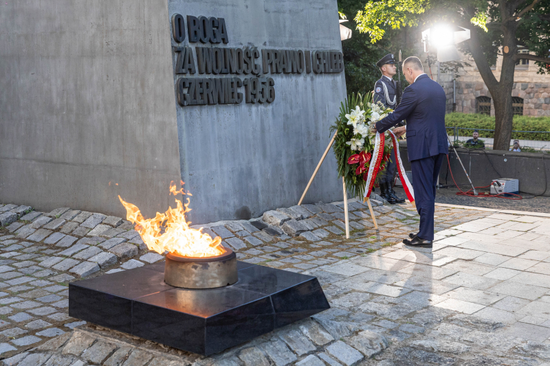 Poznań, 28.06.2026. Obchody 70. rocznicy Poznańskiego Czerwca 1956. Prezydent RP Karol Nawrocki (P) składa wieniec pod Pomnikiem Ofiar Czerwca 1956 w Poznaniu, w ramach międzynarodowych obchodów 70. rocznicy wydarzeń Czerwca 1956 r., 28 bm. Poznański Czerwiec to pierwszy w czasach PRL-u strajk generalny i demonstracje uliczne, które miały miejsce pod koniec czerwca 1956 r. w stolicy Wielkopolski. Protesty zostały krwawo stłumione przez wojsko i milicję. (mr) PAP/Paweł Jaskółka