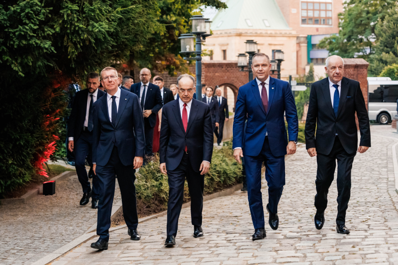 Poznań, 28.06.2026. Obchody 70. rocznicy Poznańskiego Czerwca 1956. Prezydent RP Karol Nawrocki (2P), prezydent Łotwy Edgars Rinkevics (L), prezydent Węgier Tamas Sulyok (P) i prezydent Albanii Bajram Begaj (2L) przed spotkaniem na Zamku Królewskim w Poznaniu, w ramach międzynarodowych obchodów 70. rocznicy wydarzeń Czerwca 1956 r., 28 bm. Poznański Czerwiec to pierwszy w czasach PRL-u strajk generalny i demonstracje uliczne, które miały miejsce pod koniec czerwca 1956 r. w stolicy Wielkopolski. Protesty zostały krwawo stłumione przez wojsko i milicję. (mr) PAP/Marek Zakrzewski