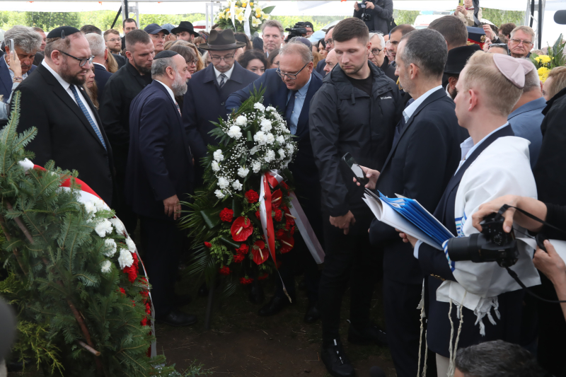 Jedwabne, 10.07.2026 r. W centrum: zastępca prezesa Instytutu Pamięci Narodowej Mateusz Szpytma i dyrektor Oddziału Instytutu Pamięci Narodowej w Białymstoku Krzysztof Sychowicz podczas uroczystości w Jedwabnem. Fot. PAP/Artur Reszko