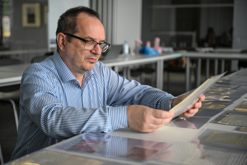 Marek Trybulski, właściciel Krakowskiego Salonu Numizmatycznego. Fot. PAP/Wojtek Jargiło