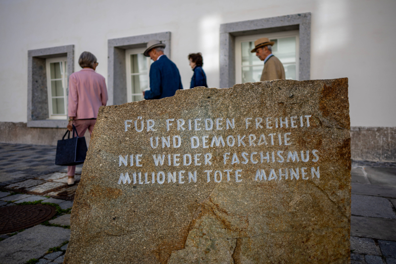 Pomnik upamiętniający walkę z faszyzmem przed nowo otwartym komisariatem policji, mieszczącym się w budynku w Braunau am Inn (Austria), w którym urodził się Adolf Hitler. Fot. Martin Divisek (EPA)