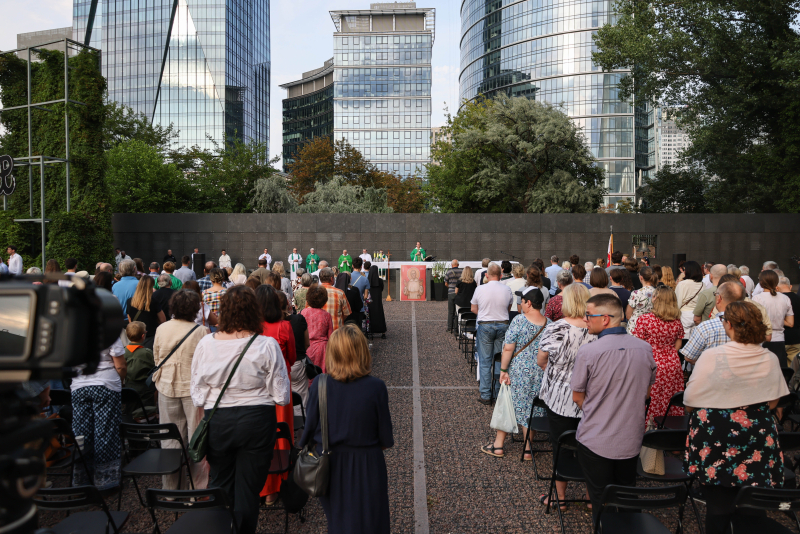 Warszawa, 26.07.2026 r. Obchody 82. rocznicy wybuchu Powstania Warszawskiego. Dominikanin o. Jacek Pietrzak podczas mszy świętej sprawowanej w Parku Wolności przy stołecznym Muzeum Powstania Warszawskiego. Fot. PAP/Albert Zawada