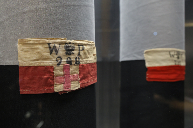 Wystawa "Splot. Czy sukienka może być mundurem? O tym, jak wojna zmieniła strój Warszawiaków" w Muzeum Powstania Warszawskiego. Fot. Paweł Supernak (PAP)