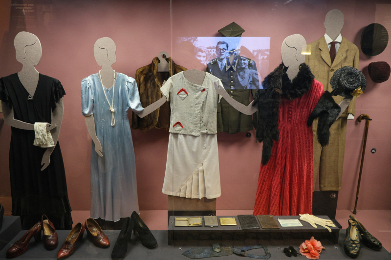Wystawa "Splot. Czy sukienka może być mundurem? O tym, jak wojna zmieniła strój Warszawiaków" w Muzeum Powstania Warszawskiego. Fot. Paweł Supernak (PAP)