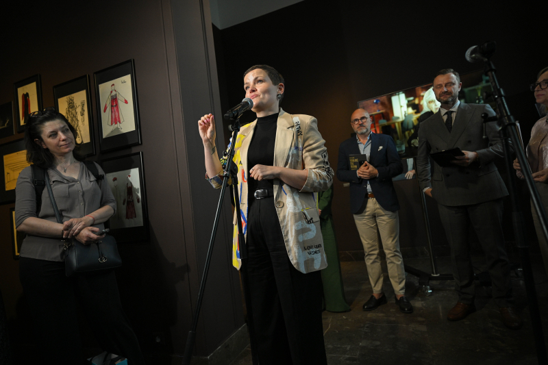 Warszawa, 07.08.2026. Ministra kultury Marta Cienkowska na otwarciu wystawy „Trzeba być stale obecnym. Teatr Krystyny Zachwatowicz-Wajdy” w Kordegardzie – galerii Narodowego Centrum Kultury w Warszawie. Fot. Marcin Obara (PAP)