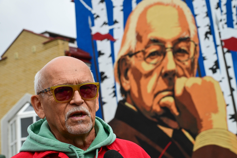 Andrzej Pągowski na tle stworzonego przez siebie muralu. Fot. PAP/Michał Zieliński